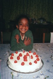 手作りのバースディケーキを前のリベカ