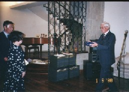 青木大使から外務大臣表彰を受ける