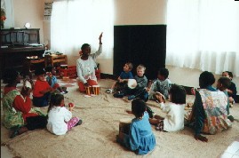 幼稚園での楽器を使ってリズム感教育